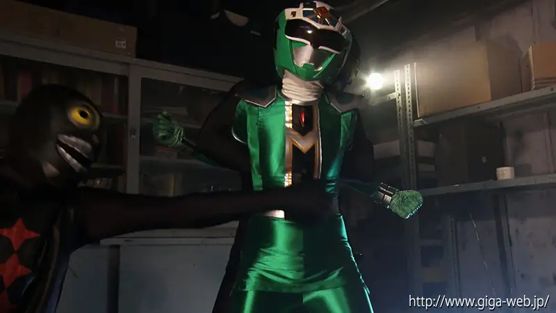 強化戦闘員に苦戦するサイリュウグリーン