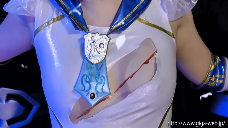 服を切りつけられるテイルズウンディーネ