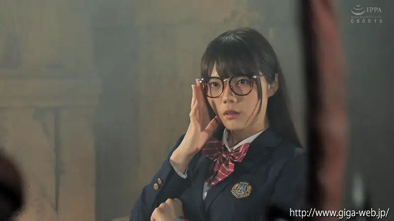 マシナリー帝国の怪人を睨みつける白兎アリス