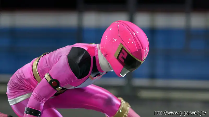 ジーデスの怪人に苦戦するピンクアース