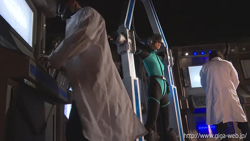 電脳世界へ潜入するインスペクター=アズサ