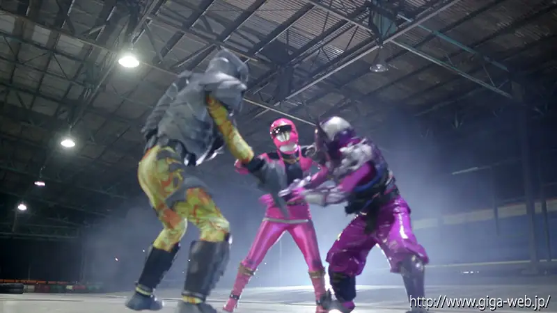 ジーデスの怪人に攻撃されるピンクアース