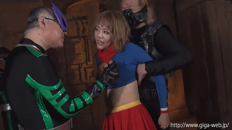 凌辱されているセーラーアリス