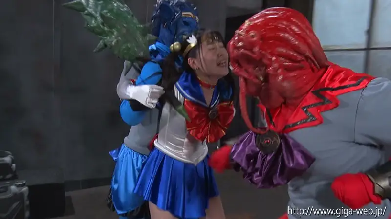 魔獣化したアクアスとフレイアに襲われ苦戦するセーラーディオーレ