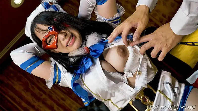 胸をはだけさせられるフォンテーヌ